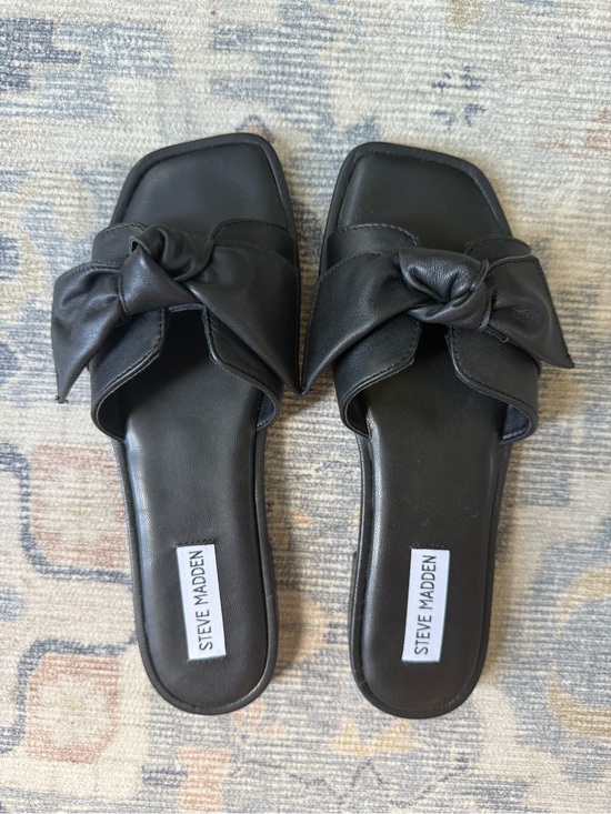 Steve Madden Shoes - NWOT Steve Madden Tatum slide bow sandal in black leather. Size 8